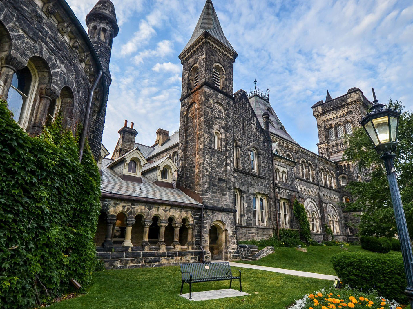 دانشگاه تورنتو یکی از دانشگاه های کانادا